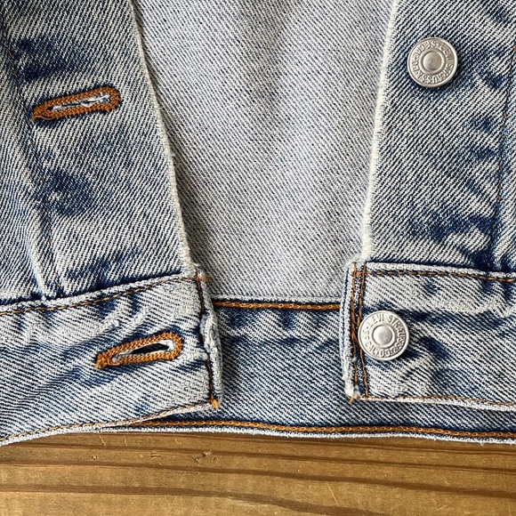 Vintage Levi’s Women’s 4 Pockets Faded Trucker Jean Jacket - Picture 14 of 15